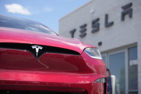 Actiunile Tesla scad cu peste 10%