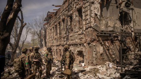 Trei persoane au murit intr-un schimb de focuri intre <span style='background:#EDF514'>SOLDAT</span>i ucraineni stationati in regiunea Harkov