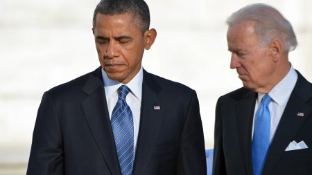 Barack Obama Obama i-a <span style='background:#EDF514'>MULTUMIT</span> lui Joe Biden pentru o viata in slujba poporului american