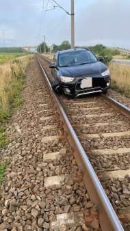 CFR: Un autoturism a derapat si s-a blocat pe calea ferata. Trafic oprit intre Harman si Prejmer