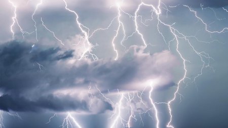 HARTA. <span style='background:#EDF514'>AVERTIZARE</span> meteo de ploi torentiale si vijelii. 27 de judete ale tarii sunt sub cod galben