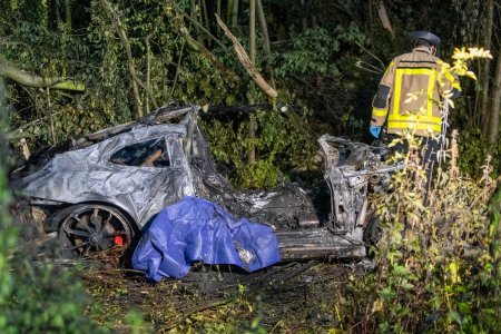 <span style='background:#EDF514'>POMPIERII</span> au gasit doua cadavre arse, un tata si fiul lui, intr-un Porsche care a zburat 250 de metri de pe sosea, in Germania