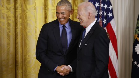 Obama i-a <span style='background:#EDF514'>MULTUMIT</span> lui Biden pentru o viata in slujba poporului american. Ar urma sa o sustina pe Kamala Harris