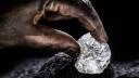 Un barbat sarman si plin de datorii s-a apucat sa sape intr-o mina si a gasit un diamant de 95.000 de dolari