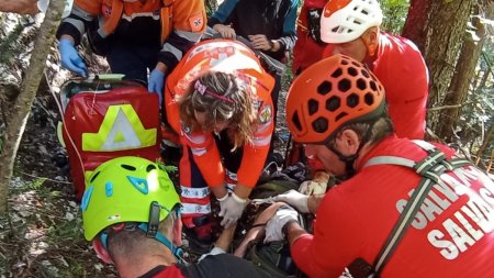 Motociclist accidentat in Muntii Parang. Au intervenit salvamontistii