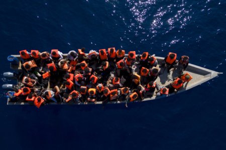 O ambarcatiune cu 45 de refugiati s-a ras<span style='background:#EDF514'>TURN</span>at in largul coastelor Yemenului