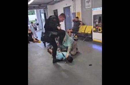 Imaginile cu un politist care face o arestare violenta pe <span style='background:#EDF514'>AEROPORTU</span>l din Manchester starnesc proteste. VIDEO