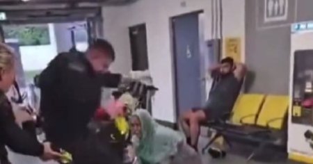 Incident revoltator pe aeroportul din Manchester: Un politist a fost filmat in timp ce batea cu bestialitate un barbat intins pe podea VIDEO