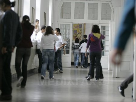 Ministerul Educatiei, reactie dupa ce un profesor de la Sfantul Sava a fost retinut pentu <span style='background:#EDF514'>VIOL</span>