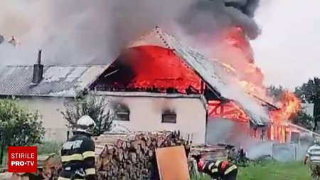 O casa si un autoturism au ars in urma unui incendiu, intr-o localitate judetul Suceava. De la ce ar fi pornit focul