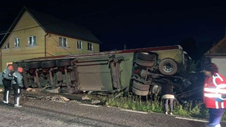 Un camion s-a rasturnat, dupa ce a parasit partea carosabila si s-a oprit intr-o casa