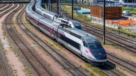 Atac masiv pentru a paraliza re<span style='background:#EDF514'>TEAU</span>a TGV din Franta, inainte de deschiderea JO. Incendii provocate intentionat, langa liniile principile. Va dura pana luni