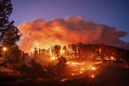 Megaincendiu in California, provocat de un barbat care si-a aruncat masina in flacari intr-o rapa. Incendiu <span style='background:#EDF514'>VIOL</span>ent si in Oregon