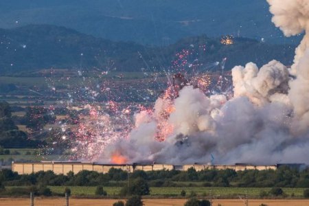 Explozii la o fabrica de artificii din Bulgaria: Un mort, un <span style='background:#EDF514'>RANI</span>t si doi disparuti