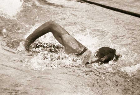 <span style='background:#EDF514'>POVESTE</span> extraordinara a lui Tarzan Johnny Weissmuller, inotatorul nascut pe teritoriul Romaniei si primul campion olimpic care a coborat sub un minut la 100 de metri!
