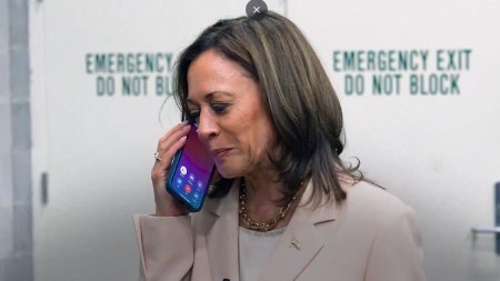 Barack si Michelle Obama au sunat-o pe Kamala Harris sa ii spuna ca o sustin la alegerile p<span style='background:#EDF514'>REZIDENT</span>iale din SUA