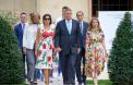 Cat a <span style='background:#EDF514'>COST</span>at rochia purtata de Carmen Iohannis la Ambasada Romaniei de la Paris, inainte de Jocurile Olimpice. Geanta a fost mai scumpa decat tinuta