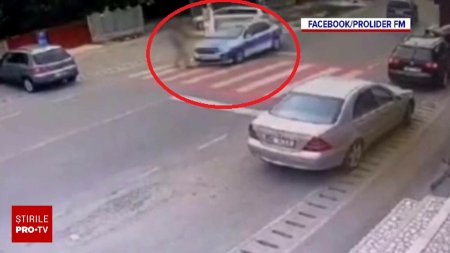 Un barbat a fost izbit de masina politiei pe o trecere de pietoni din Galati. Momentul a fost filmat