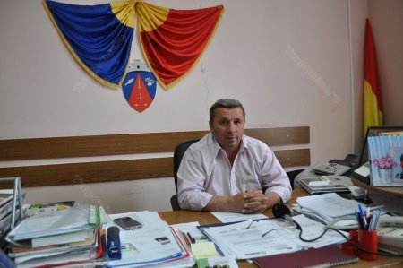 Un primar din Bistrita-Nasaud si trei subalterni, retinuti dupa ce au dat adeverinte false pentru resedinta si cate 700 de lei in schimbul votului