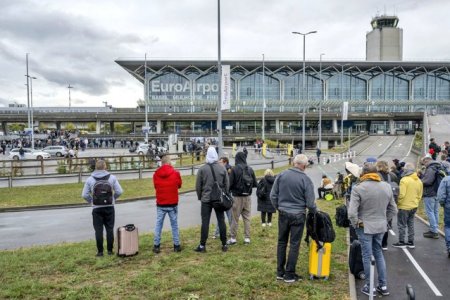 Aero<span style='background:#EDF514'>PORTUL</span> Basel-Mulhouse de la frontiera franco-elvetiana, evacuat din motive de securitate