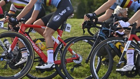 JO 2024: Ciclista daneza Solbjork Minke Anderson, <span style='background:#EDF514'>LOVITA</span> de o masina, paraseste Olimpiada