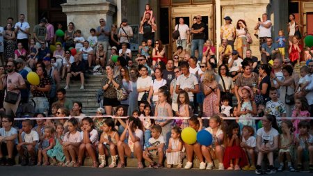 Concerte live, spectacole de acrobatii si <span style='background:#EDF514'>ATELIERE</span> creative pe Calea Victoriei, in weekendul 27-28 iulie, la Strazi deschise - Bucuresti, Promenada urbana