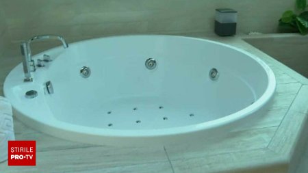 Hotelurile pentru adulti <span style='background:#EDF514'>SUNT</span> la mare cautare pe litoral. Cat costa noaptea de cazare cu jacuzzi in camera