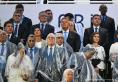 Klaus Iohannis a stat langa Maia Sandu la ceremonia de deschidere a Jocurilor Olimpice de la Paris. Cei doi au infruntat ploaia fara pelerine