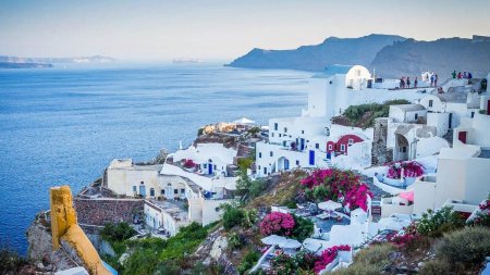 Santorini se umple de turisti, in timp ce localnicii cer o limitare a accesului