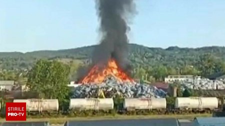 Incendiu pe platforma Oltchim: Ard deseuri de <span style='background:#EDF514'>MASE PLASTICE</span> de o zi si jumatate. A fost emis mesaj RO-Alert