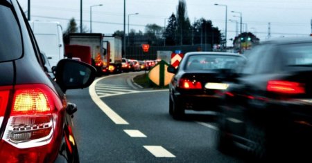 Trafic oprit pe Autostrada A2 din cauza unui incendiu de vegetatie