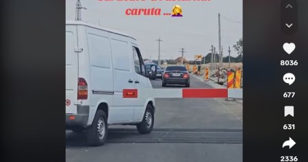 Imagini virale cu opt soferi care se strecoara printre bariere la trecerea la nivel cu calea ferata. Alo, vede cineva? VIDEO