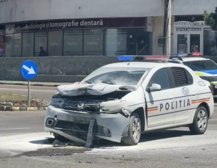 Un politist si un arestat preventiv, raniti dupa ce masina politiei a fost lovita de o soferita de 19 ani, intr-o intersectie din Suceava | VIDEO