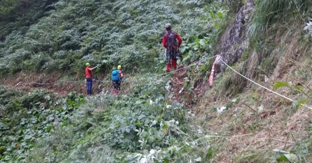 Salvatorii montani din Maramures cauta un ucrainean blocat intr-o prapastie de 200 de metri