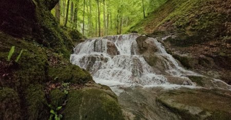 Locul exceptional din Romania ascuns in munti. Se afla la intrarea unei <span style='background:#EDF514'>PESTERI</span> legendare unde a avut loc o crima preistorica. VIDEO