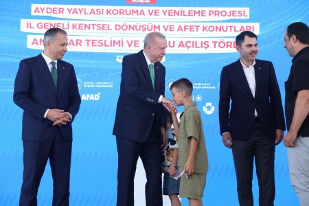 Erdogan i-a tras o palma unui copil care nu i-a pupat mana, apoi i-a dat bani. VIDEO