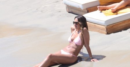 Jessica Alba, sexy in costum de baie! A facut furori pe o plaja din Grecia