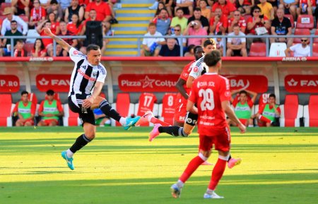 7 detalii observate de pe stadion la UTA Arad - Universitatea Cluj » Zici ca are <span style='background:#EDF514'>ARTROZA</span>! Pe vremea mea ii batea pe teren