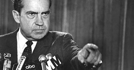 30 iulie: Camera Reprezentantilor din SUA a aprobat articolele de impeachement impotriva primului presedinte SUA pus sub acuzare, Richard Nixon