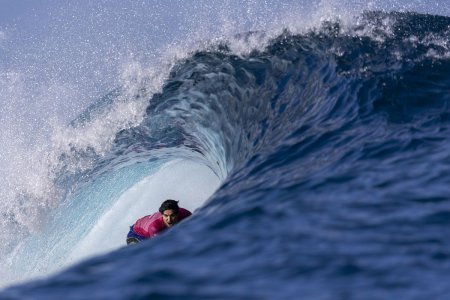 Povestea unei fotografii SUPRAnaturale la Jocurile Olimpice: surferul Gabriel Medina pare ca pluteste prin aer, oglindit in placa sa de surf