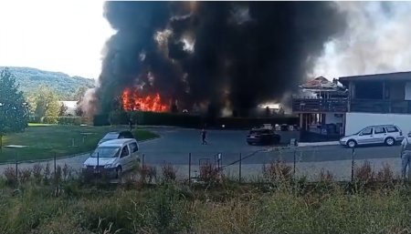 Incendiu puternic la un restaurant din Horezu. O persoana a fost ranita si a ajuns la spital