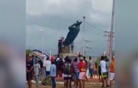 Furie in Venezuela. Protestatarii au daramat o statuie a lui Hugo Chávez