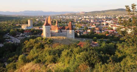 Dealul de la Castelul Corvinilor plin de enigme. Ce soarta au misterioasele fortarete <span style='background:#EDF514'>DACIC</span>e cladite aici VIDEO