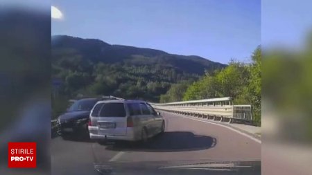 Depasire periculoasa in curba, pe un viaduct din zona barajului Siriu. Politistii spun ca nu pot face nimic. VIDEO