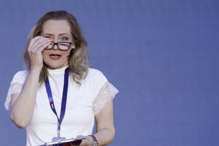 Elena Lasconi, replica pentru Victor Ponta: „Cred ca isi doreste o mangaiere pe cap din partea domnului Ciolacu, sa mai ramana la masa”