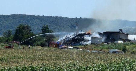 Incendiu de proportii in judetul Bacau. Sute de tone de plante furajere si un adapost de animale, mistuite de flacari