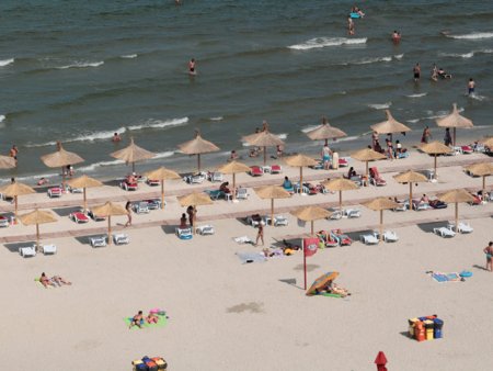 Turisti din Mamaia cu <span style='background:#EDF514'>VARSATURI</span> si diaree. Cinci au ajuns la spital