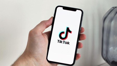 Tik Tok Marketing: Ce este? Cum faci o strategie si ce tool-uri sa folosesti?