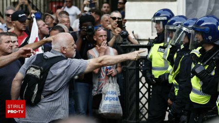 Destul este destul. Protest violent in Londra, chiar pe Downing Street, dupa cumplitele crime din Southport