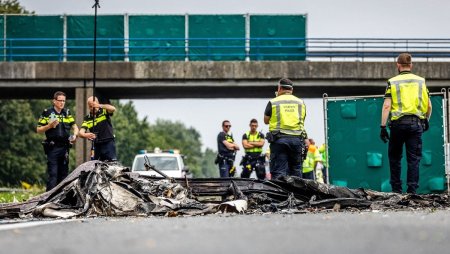 Un <span style='background:#EDF514'>AVION DE MICI DIMENSIUNI</span> s-a prabusit si a luat foc pe o autostrada din Olanda. Pilotul a murit. VIDEO